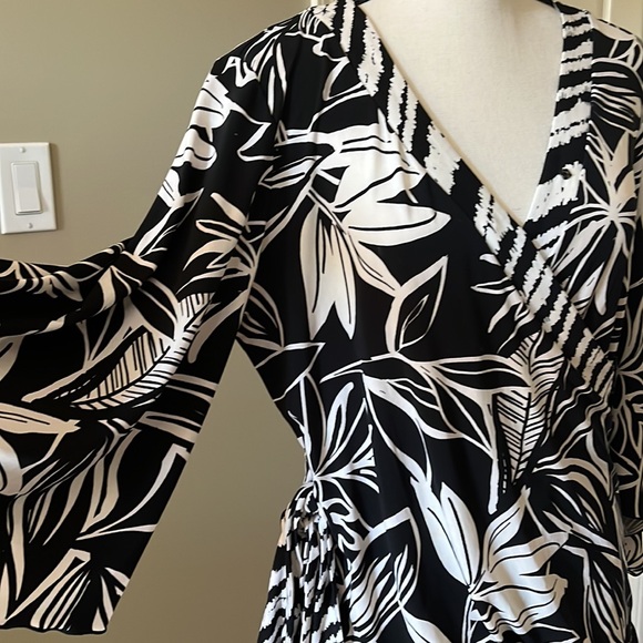 Alfani wrap blouse size medium stretchy fit that is slimming - Picture 4 of 8